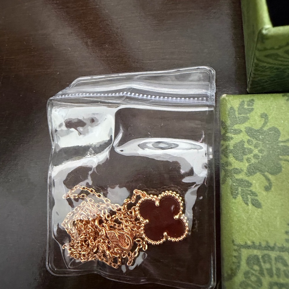 Van Cleef & Arpels Gold Necklace with Purple Clover Pendant - Picture 2 of 2